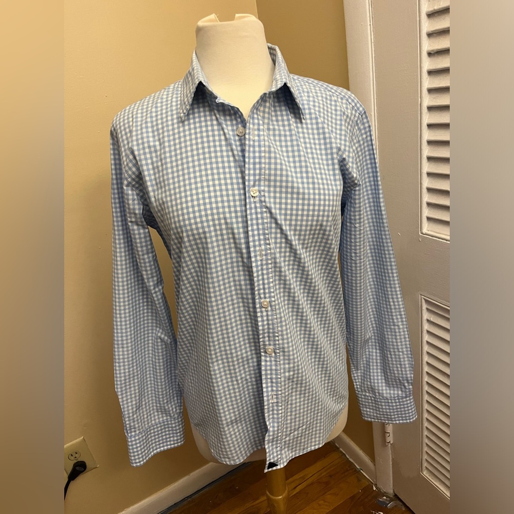Untuckit men’s blue button down dress shirt. Size M. Slim fit. 100% cotton. EUC